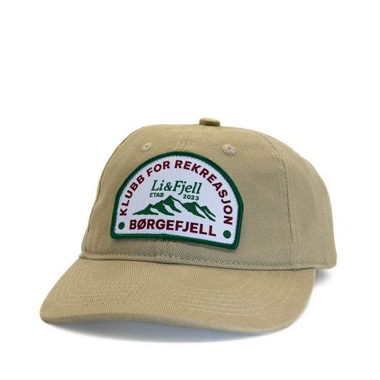 tur caps i beige bommull med hvit børgefjell patch